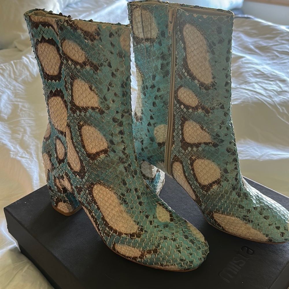 Mista leather ankle boots size 40. Like new.